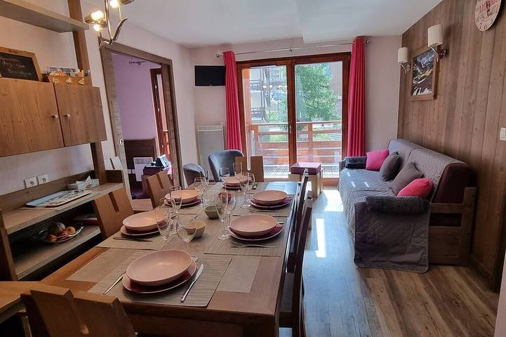 Location de vacances pour 7 personnes, avec jacuzzi et sauna ainsi que piscine et balcon à Risoul