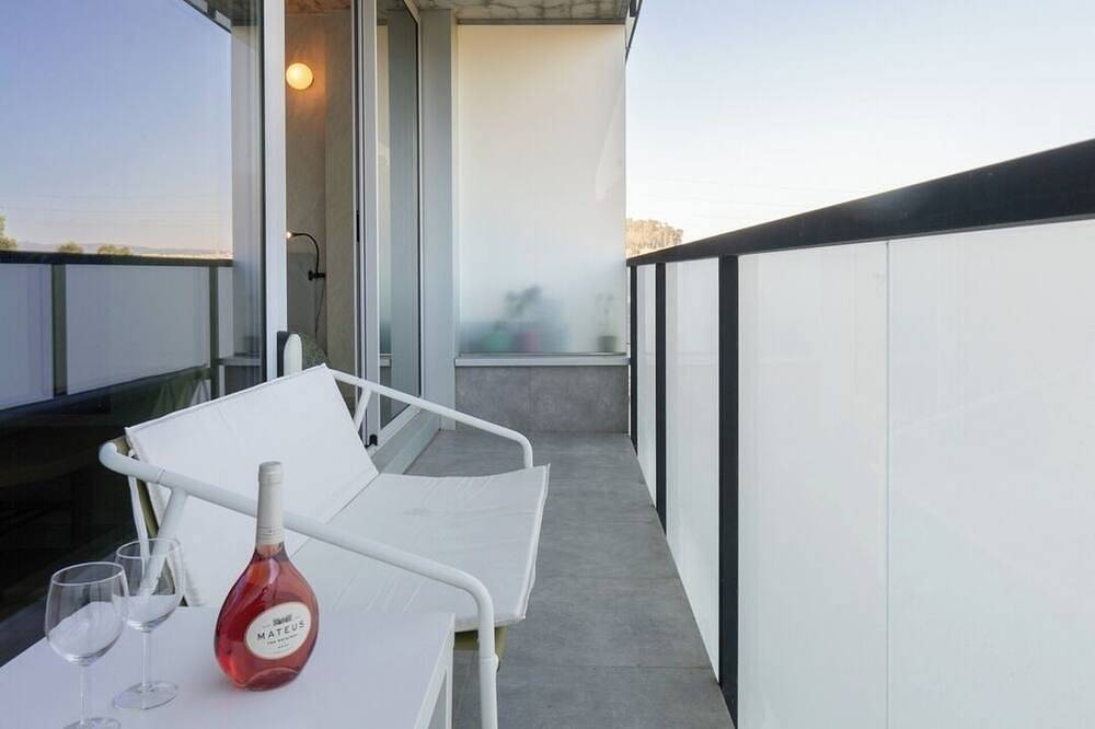 Apartamento inteiro, Host Wise - Luxurious Soft Flat | Balcony and Pool in Oliveira do Douro, Distrito do Porto