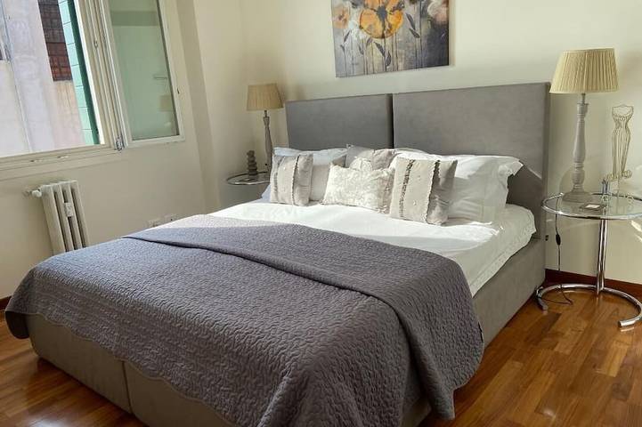 Ganze Wohnung, Fabelhafte Kanalansichten, Zeitgenössische Designerwohnung In Venedig 2 Betten, 2 Bäder in Venedig, Lagune von Venedig