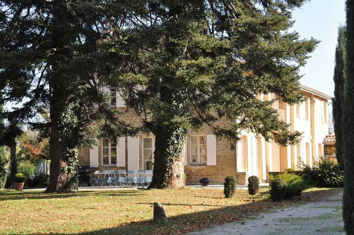 Gîte pour 6 personnes, avec piscine, adapté aux familles à Divajeu