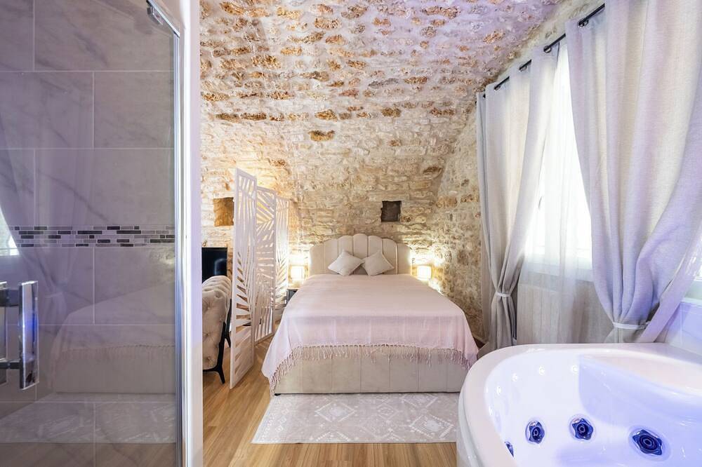 Apartamento entero, Cosy apartment with stone vault and whirlpool bath. in Gargenville, Yvelines