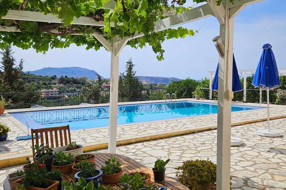 2-bedroom apartment with large private pool in Tsivaras. Close to the beach. in Vamos, Chania region