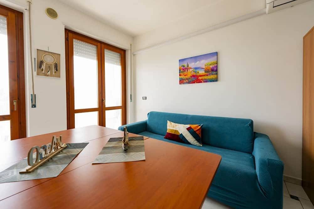 Cozy 42m2 studio apartment for 2 people, on the third floor with lift in the charming village of Tortoreto Alto. The real strong point is the private panoramic terrace for exclusive use, equipped with sea view, Bbq and solarium, ideal for moments of rela in Tortoreto und Umgebung, Adriaküste Abruzzen
