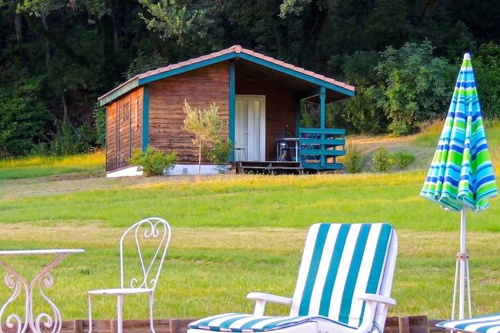 Gîte pour 5 personnes, avec jardin ainsi que piscine et terrasse, animaux acceptés à Les Tourrettes