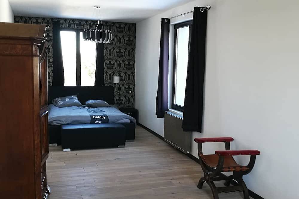 Château magnifiquement restauré dans les Ardennes pour 12 adultes (16 pers) in Cul-des-Sarts, Couvin