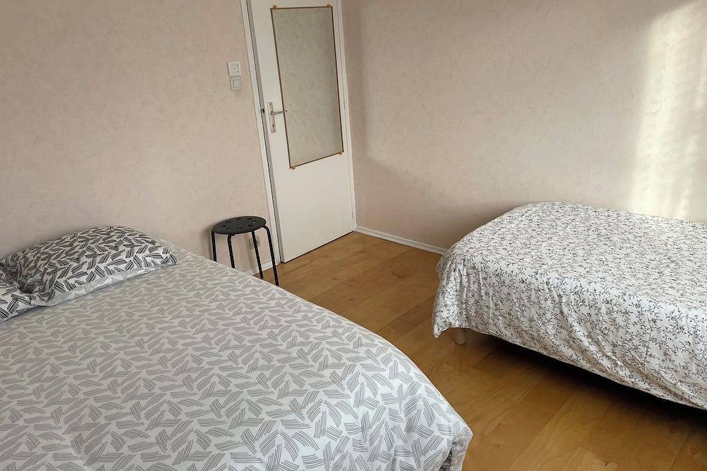 Appartement entier, F3 avec terrasse et parking sécurisé in Châteaugay, Parc naturel régional des Volcans d'Auvergne