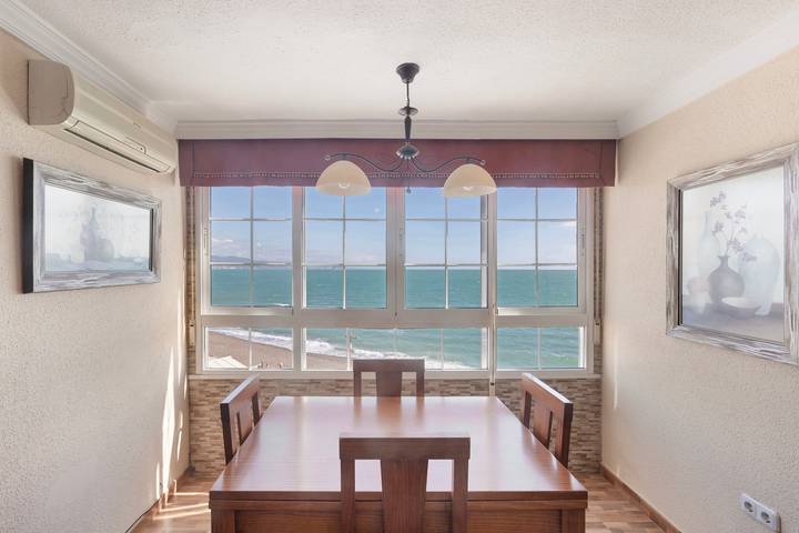 Ganze Wohnung, Apartment in erster Strandreihe mit herrlichem Blick auf die Bucht von Málaga in Carretera de Cádiz, Malaga