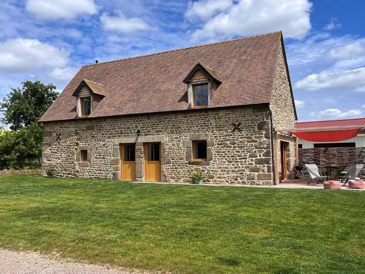 Location de vacances pour 4 personnes, avec jacuzzi ainsi que jardin et piscine dans Athis-Val-de-Rouvre