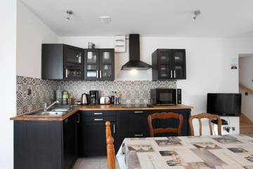 Gîte pour 5 personnes, avec vue ainsi que jardin et piscine à Sénas