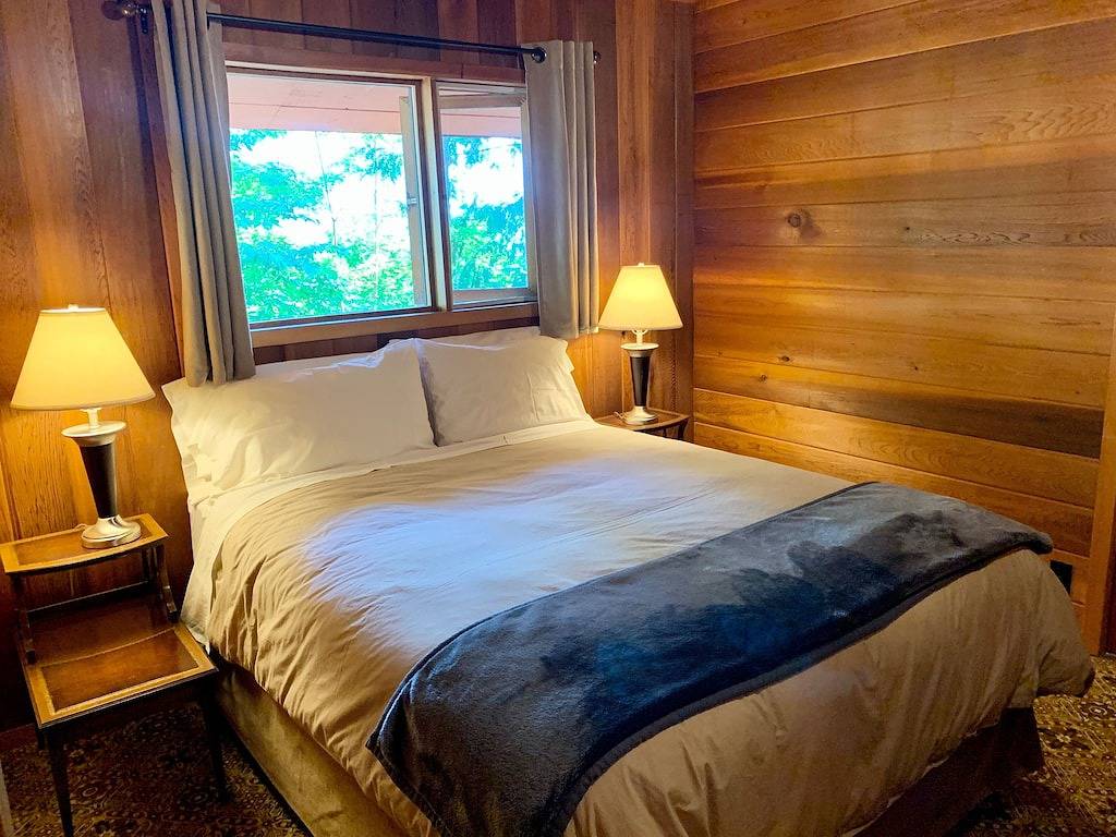 Nelson Beach Chalet 5 Bedroom Waterfront House in Whitewater Ski Resort