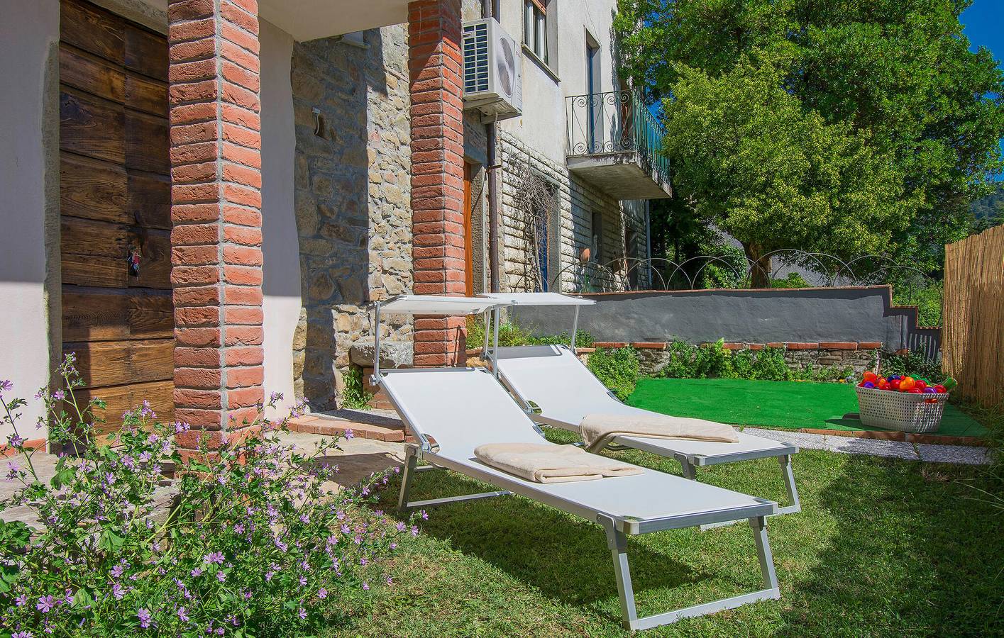 Geheel vakantieappartement, Mooi 120m appartement met ligstoel, tuin & WiFi in Bagni di Lucca, Provincie Lucca
