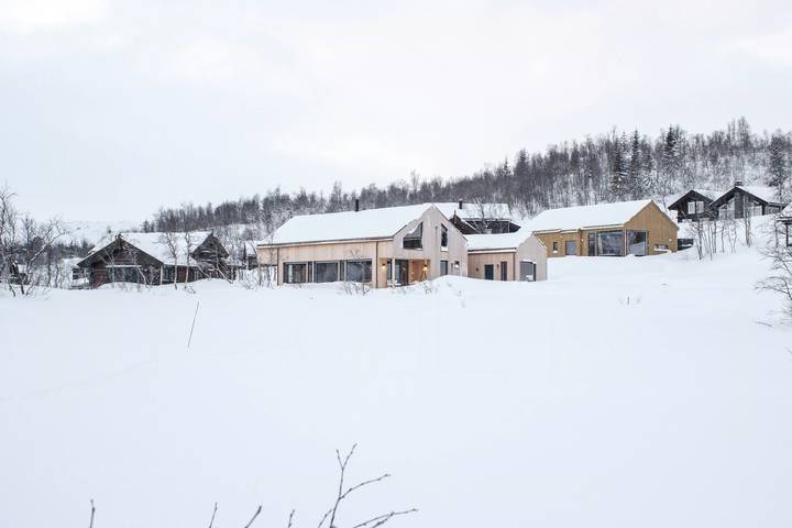 Wunderschöne architektonische Linien am Ufer des Vågslidvatnet in Vinje