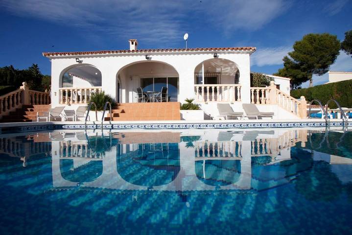 Villa mit pool für 6 Personen, mit Balkon/Terrasse und Pool sowie Balkon in Calpe