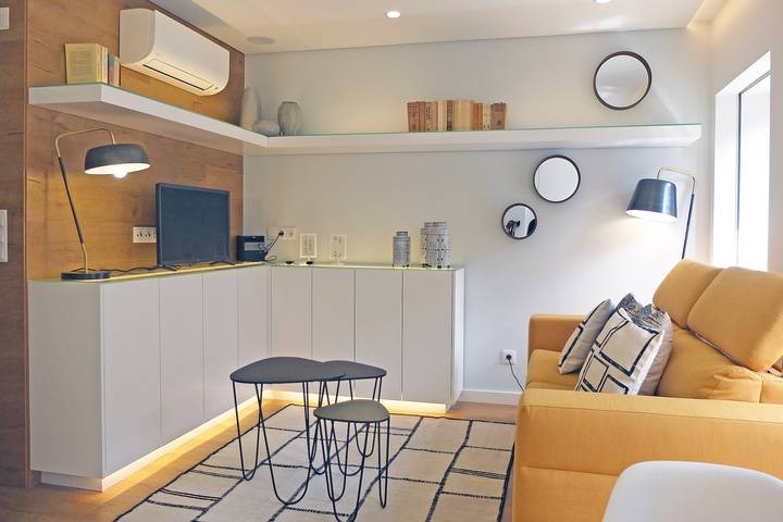 Entire apartment, 'Brand New Estrela Stylish Flat' Apartment with Wi-Fi and Air Conditioning in Lisbon, Costa de Lisboa