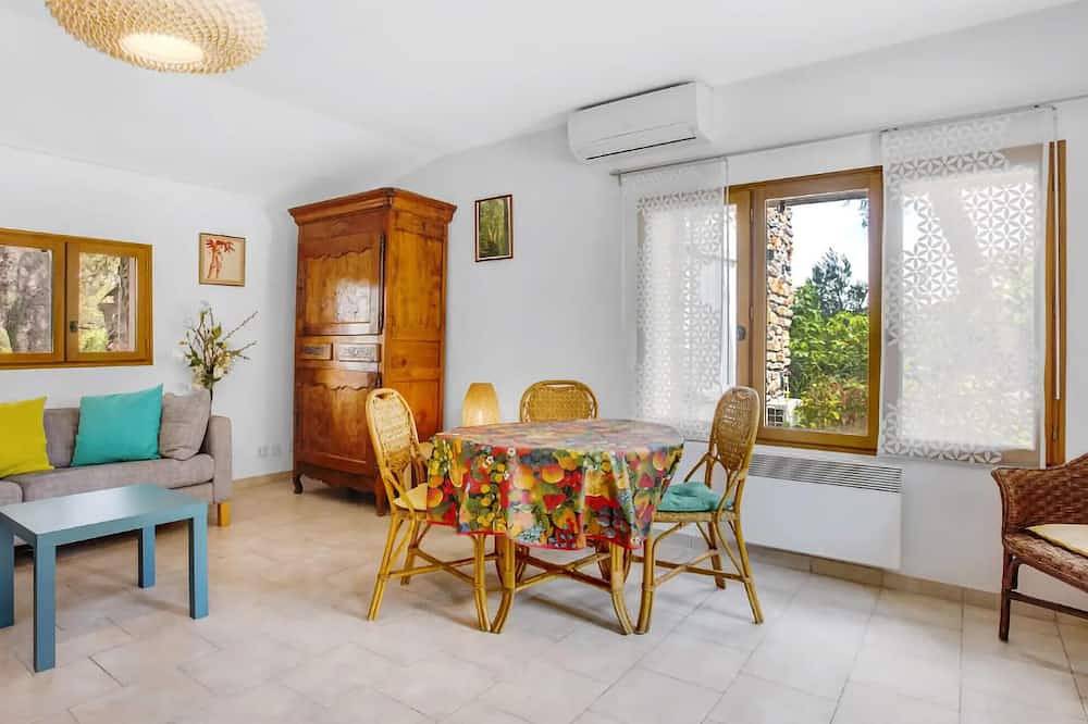 Stunning home in Taradeau with kitchen in Taradeau, Draguignan region