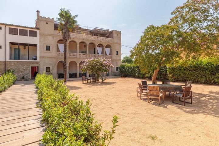 Location de vacances pour 20 personnes, avec terrasse ainsi que jardin et piscine à Bordils