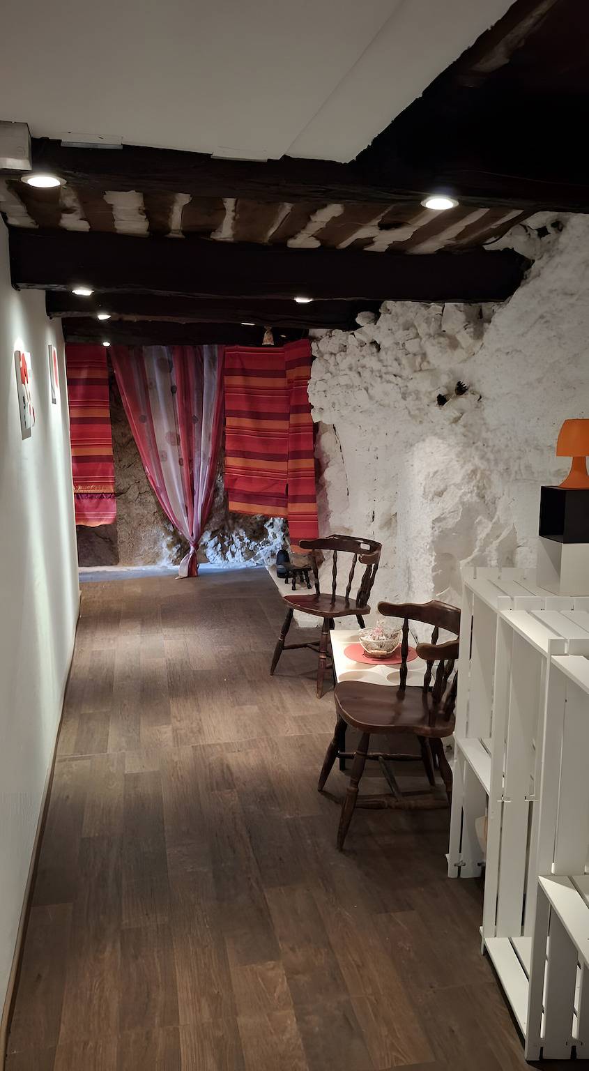 Room 'Coquelicot' with Mountain View, Shared Terrace and Wi-Fi in Montbrun-les-Bains, Nyons region