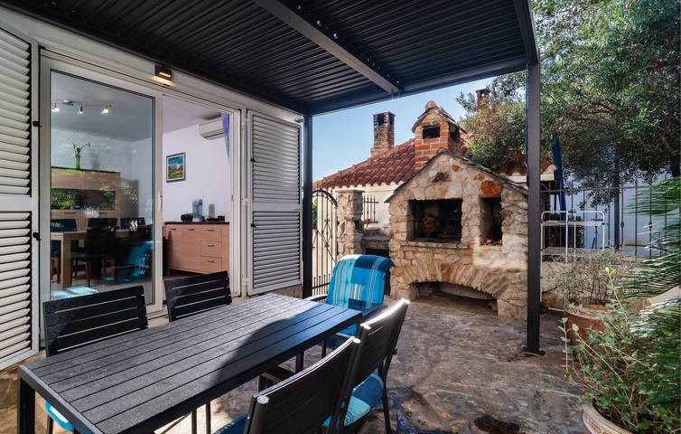 Appartement de vacances entier, Charmant appartement avec terrasse, Wi-Fi et accès à la plage à 2 km in Supetar, Brac