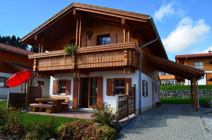 Ferienhaus für 6 Personen, mit Balkon und Terrasse sowie Garten und Ausblick in Lechbruck am See