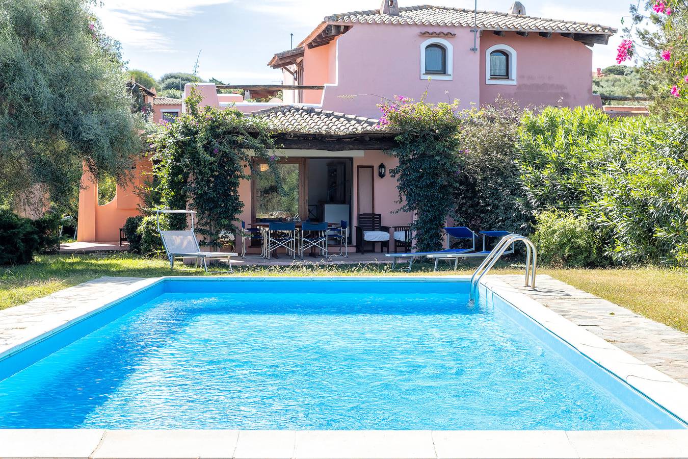 Casa de vacaciones 'Rosa' con piscina privada, Wi-Fi y aire acondicionado in Stagno di Casaraccio, Punta De Su Turrione