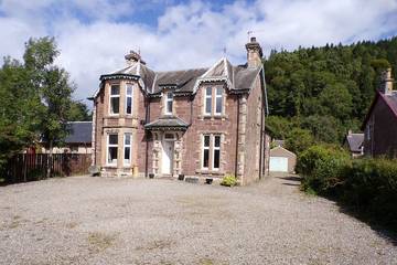 Location de vacances pour 14 personnes, avec jardin à Callander