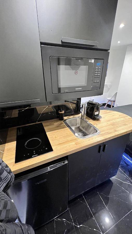 Appartement entier, Bella vita - Studio tout équipé - Tv Netflix - centre ville 100m- Gare 50m - Basilique 200m in Lisieux, Région de Lisieux