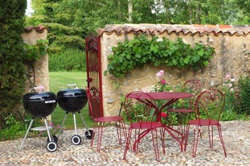 Privatisation du domaine in Villamblard, Périgord Pourpre