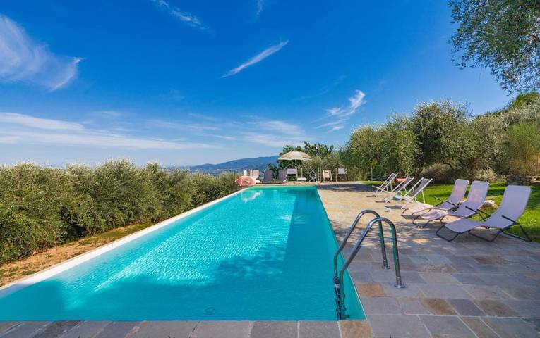 Villa per 6 persone, con panorama e giardino nonché piscina a Lucca