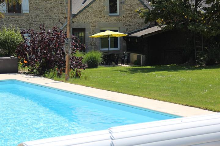 Gîte pour 6 personnes, avec piscine ainsi que terrasse et jardin à Moréac