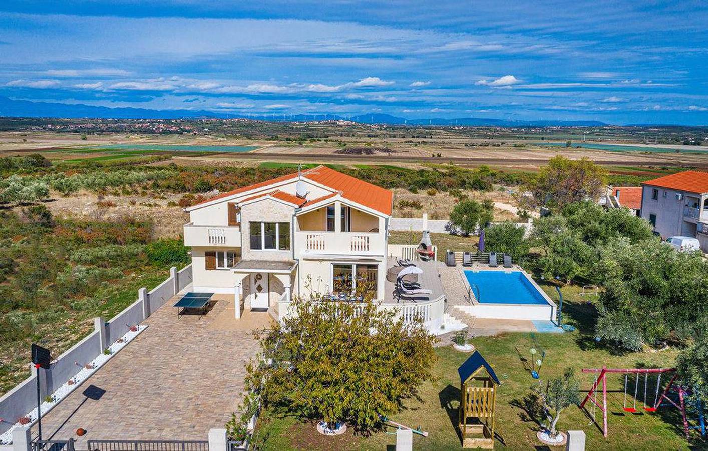 Villa voor 9 personen met balkon in Općina Sveti Filip i Jakov, Zadar
