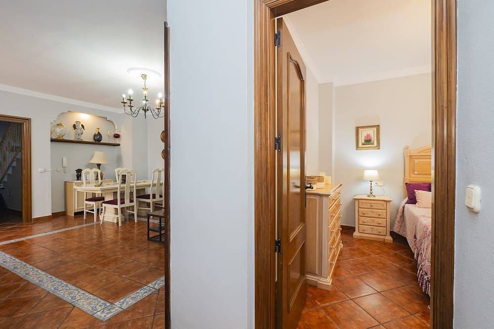 Entire apartment, Cubo's Apartamento Gongora A / air conditioning / free wifi / terrace in Alhaurín el Grande, Málaga Province