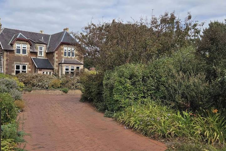 Holiday rental for 14 people, with hot tub and garden in Largs