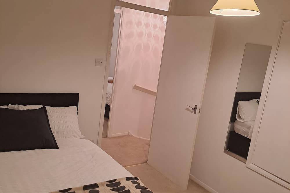 Two-bed house, Dartford. 5 min away from the train station and town centre! in Dartford, Kent