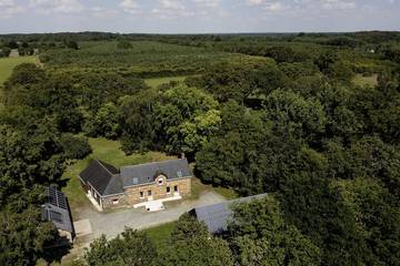 Gîte pour 14 personnes, avec terrasse et jardin à Plessé