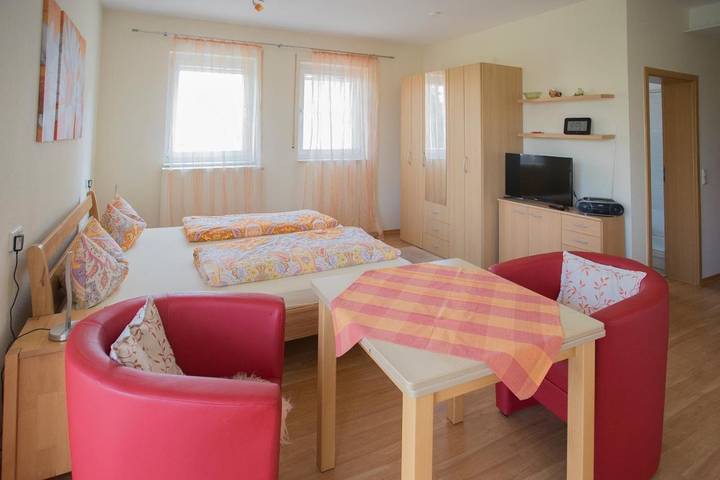 Ferienwohnung für 2 Personen, mit Balkon und Terrasse sowie Ausblick in Bad Buchau - 2