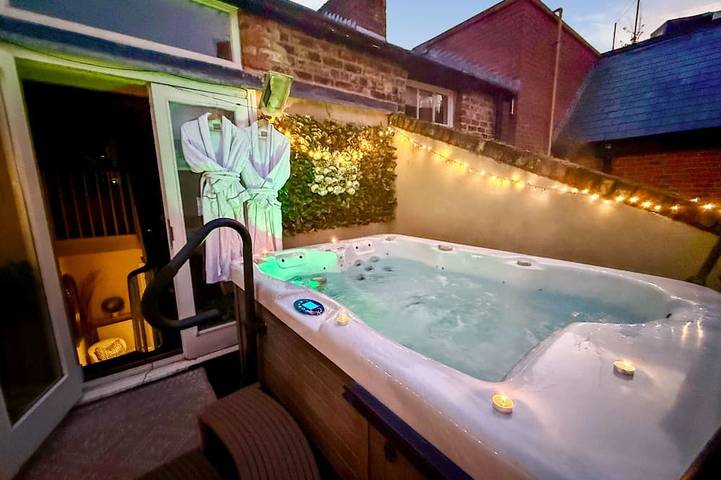 Vacation rental for 10 people, with hot tub and terrace, with pets in Cheshire