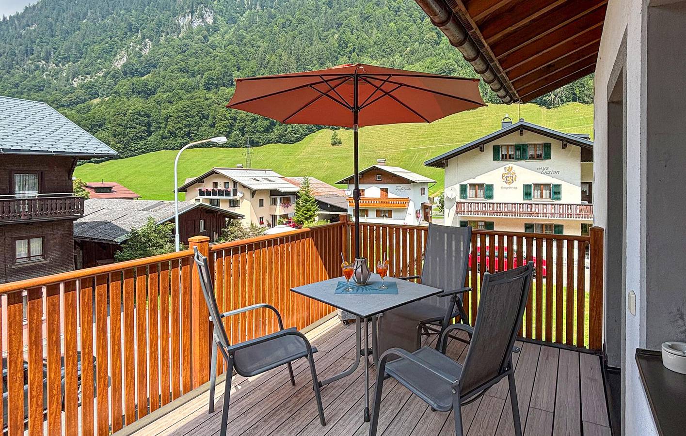 Geheel vakantieappartement, Alpine Terrace Retreat: WiFi, Parkeren, Keuken, Dichtbij Restaurants in Klösterle, Arlbergpas