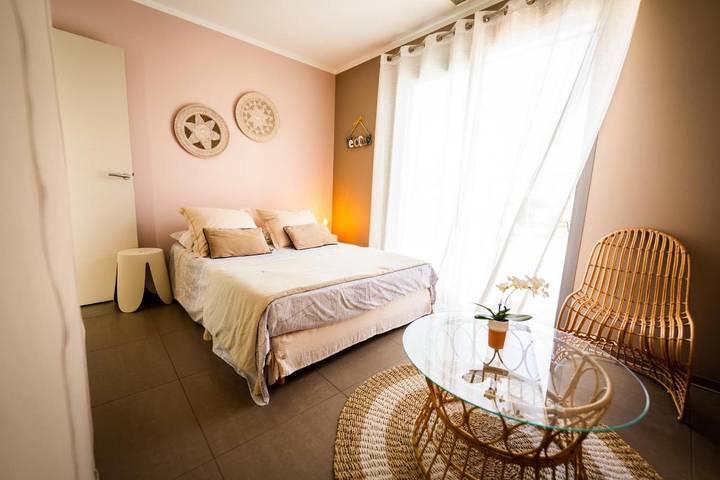 Location de vacances pour 2 personnes, avec piscine et vue ainsi que jardin et terrasse dans Etang De L Or - 2