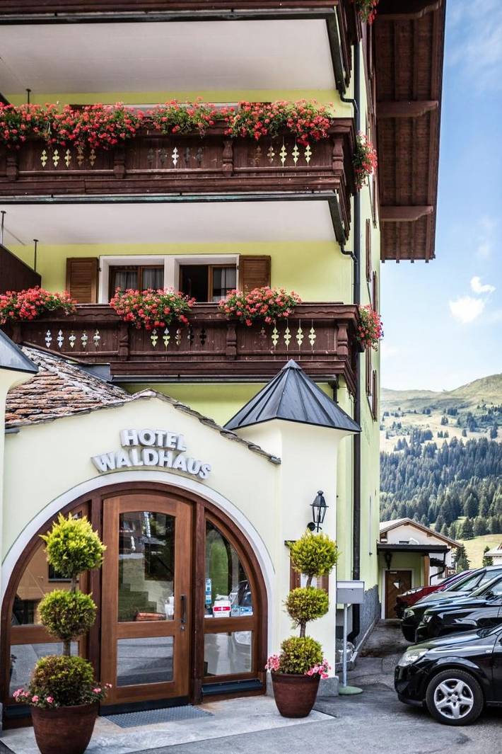 Hotel, mit Terrasse und Whirlpool sowie Garten und Pool