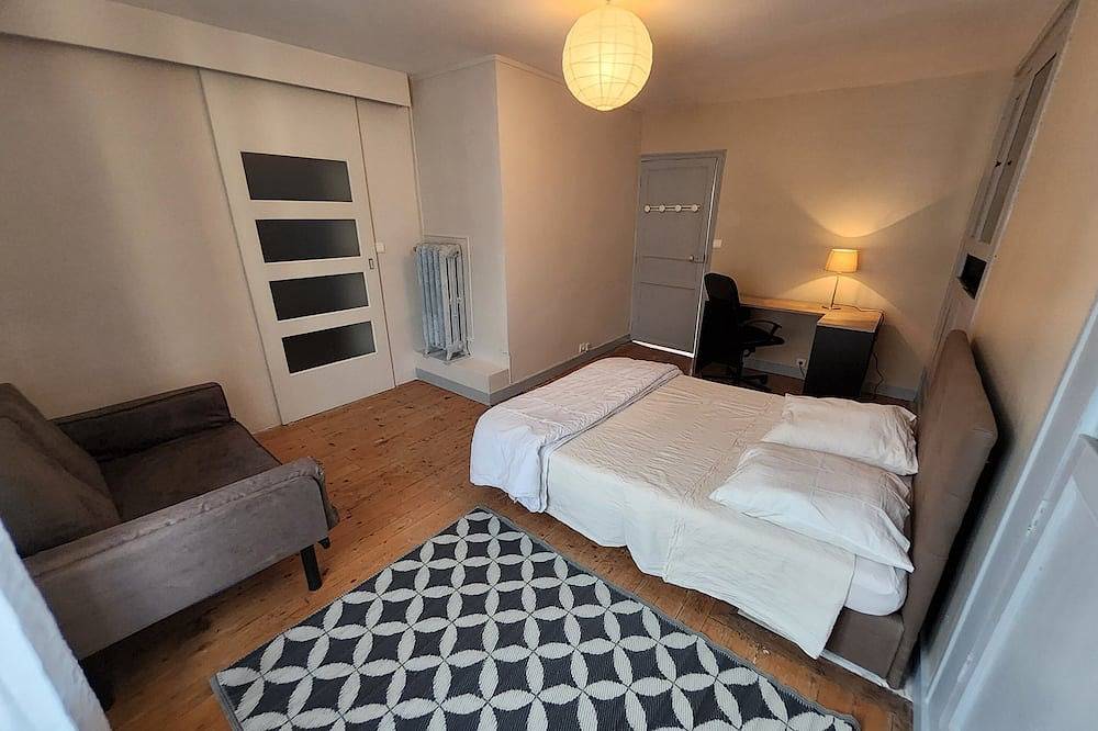 Maison 10personnes+1banquette pour 1 enfant Jardin 300M2 et barbecue avec bois in Villiers-sur-Morin, Seine-et-Marne