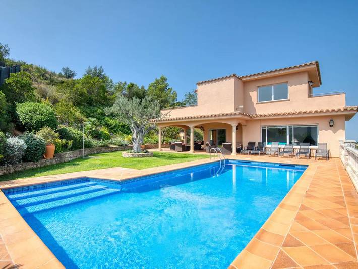 Casa de huéspedes para 10 personas, con terraza y piscina además de jacuzzi y jardín en Provincia de Gerona - 2
