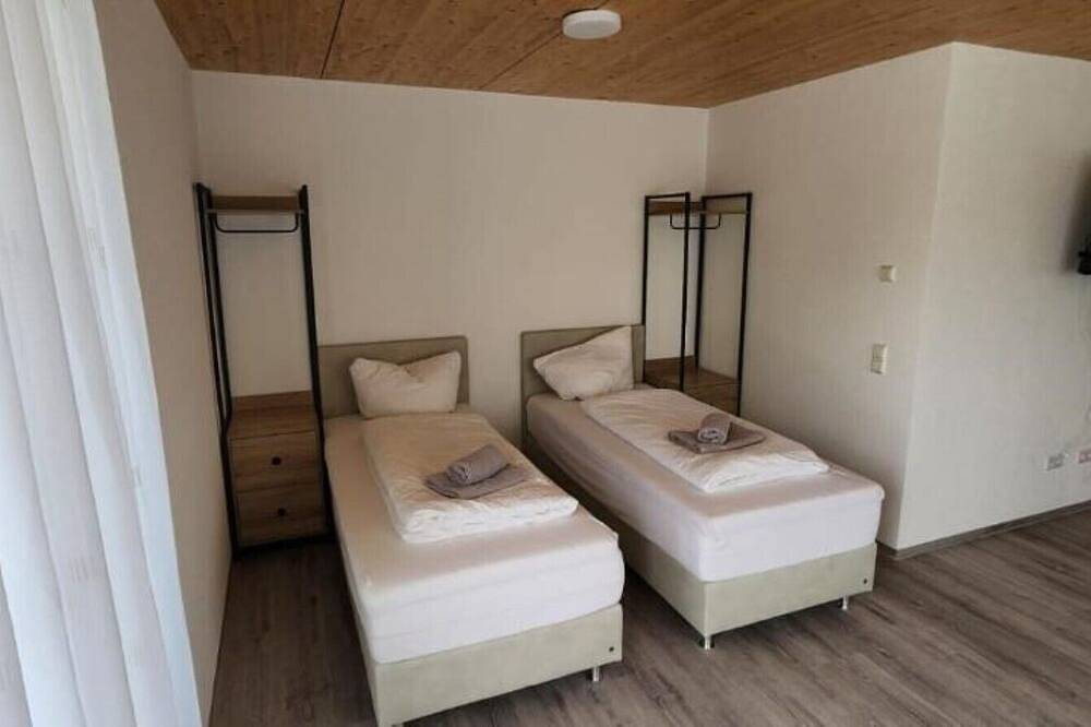 Ganze Wohnung, Gemütliches Grenzaparment Studio mit Terrasse (4 Personen) in Gottmadingen, Hegau