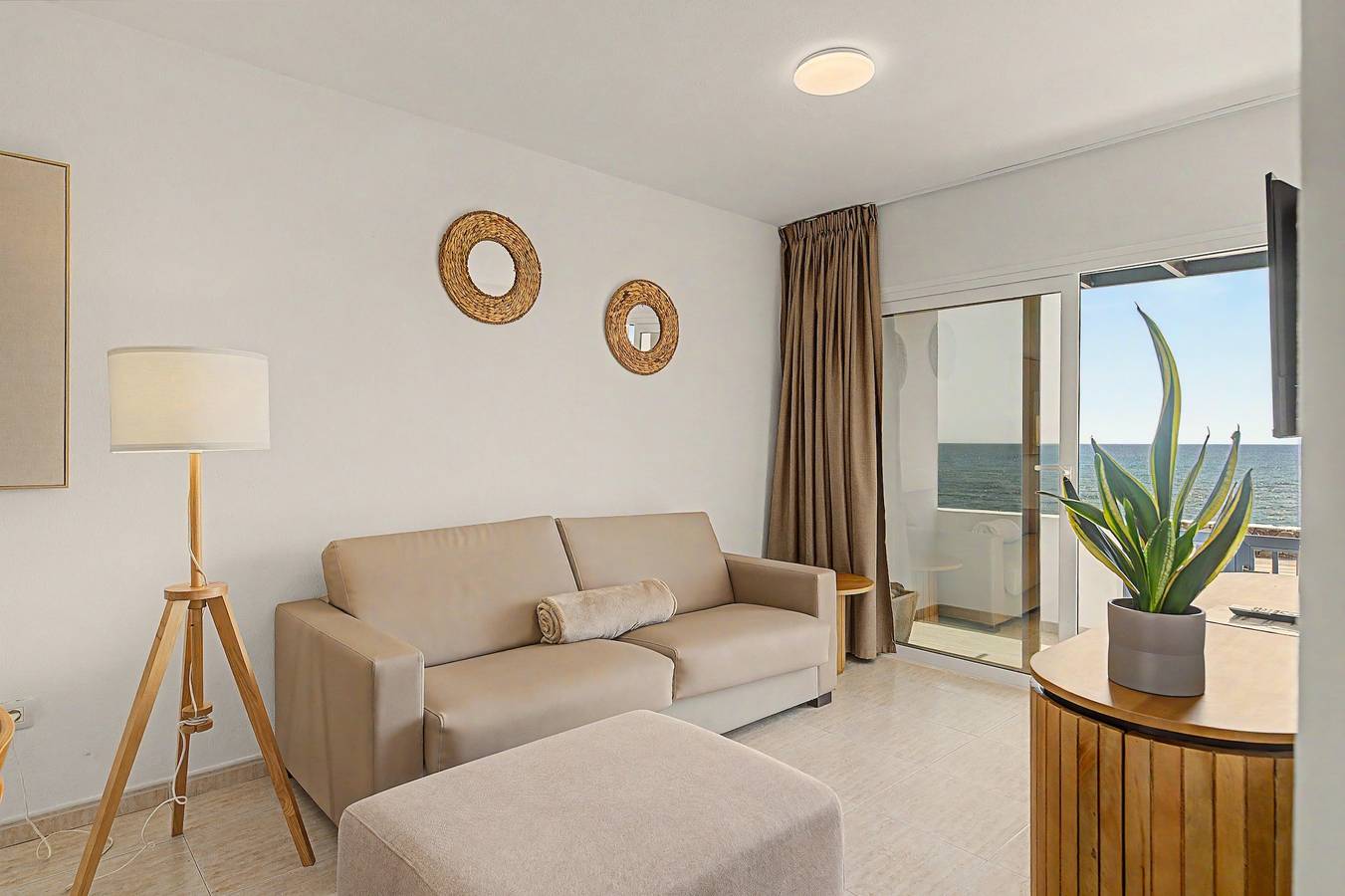 Ganze Wohnung, Ferienwohnung "Callao Beach 1" mit Meerblick, Terrasse & Wlan in Punta de las Mujeres, Haría