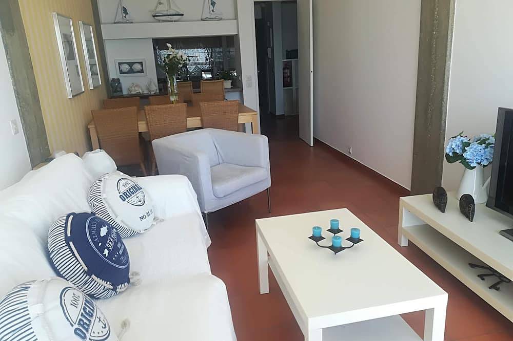 Ganze Wohnung, Apartment mit Terrasse mit Meerblick - 2 Minuten vom Strand entfernt in Praia da Califórnia, Sesimbra