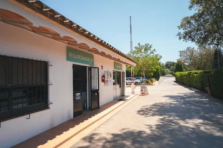 Location de vacances pour 4 personnes, avec jardin ainsi que terrasse et piscine à Vall-llobrega - 2