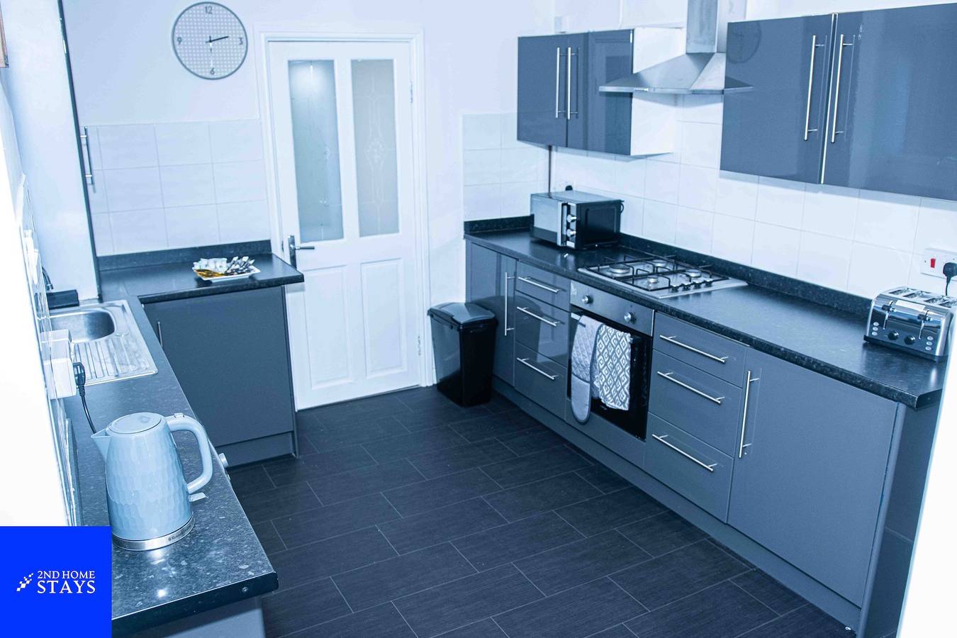 3 Bed House Sleeps 7 with Garden and Parking in Walsall, Birmingham Area