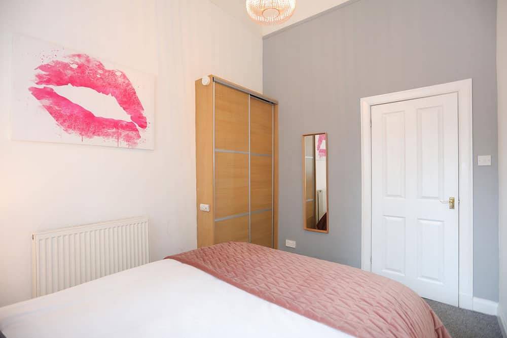 Entire apartment, Dalmeny Street Apartment Bright Modern 1 Bed Flat - 10 Mins from City Centre in Leith, Edinburgh