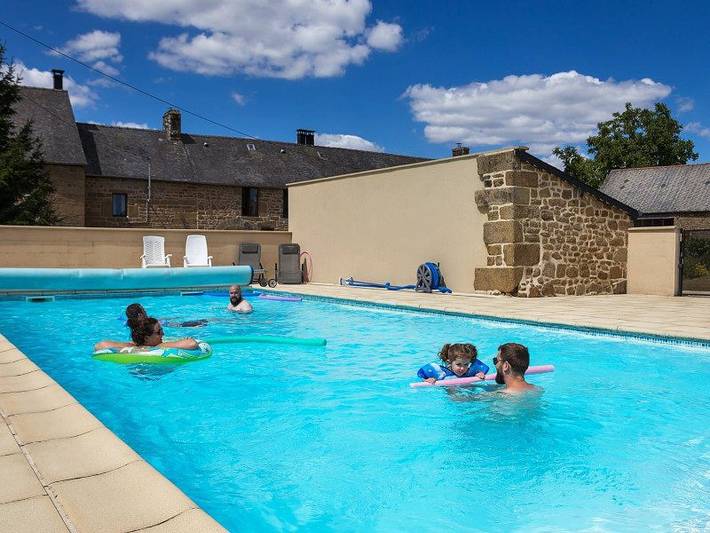 Gîte pour 8 personnes, avec terrasse ainsi que piscine et jardin - 1