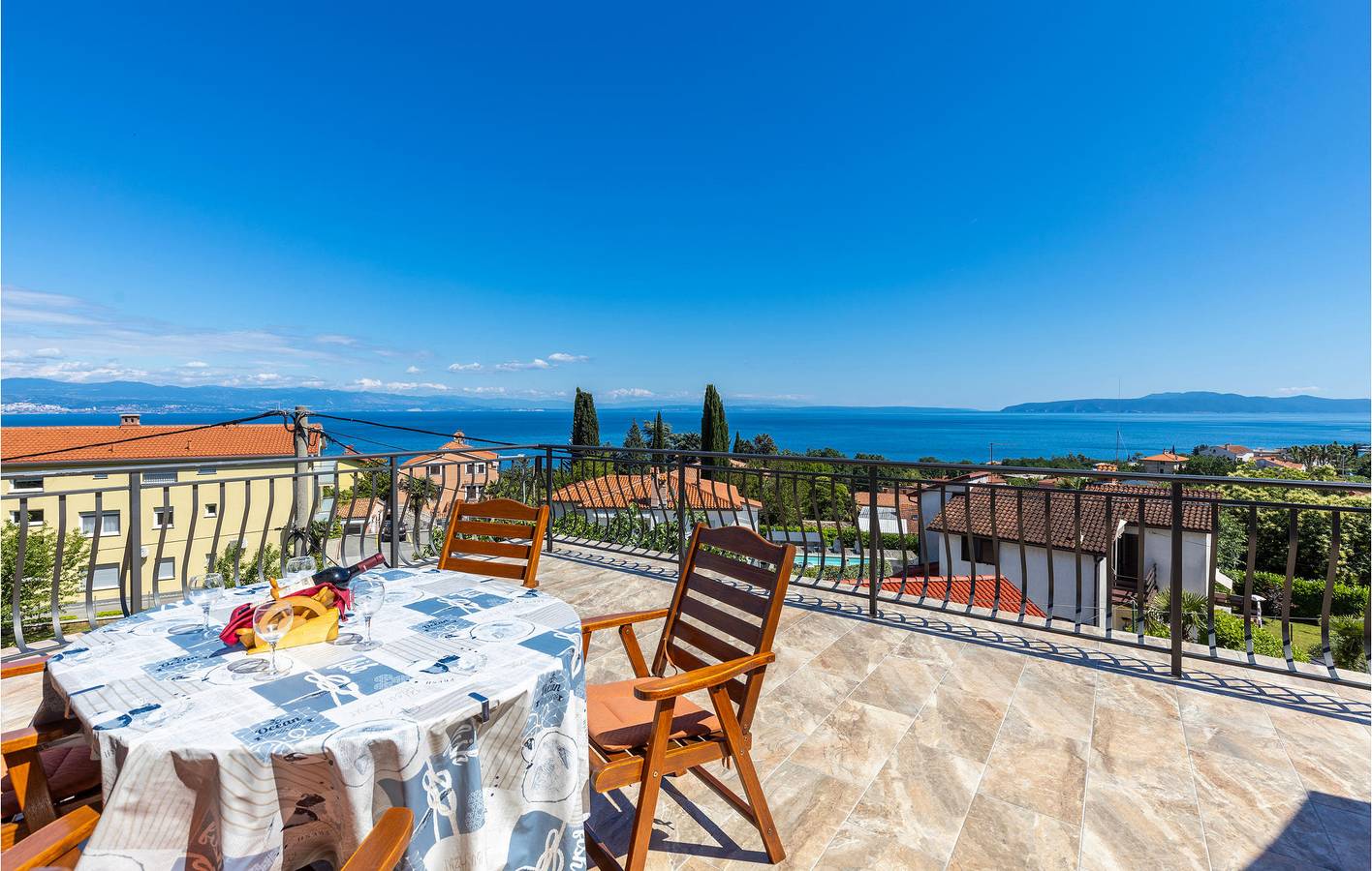 Ganze Ferienwohnung, Gemütliche Unterkunft, 2 km vom Hundestrand entfernt: WLAN, Klimaanlage, Terrasse und Parkplatz inklusive in Ika, Opatija Riviera