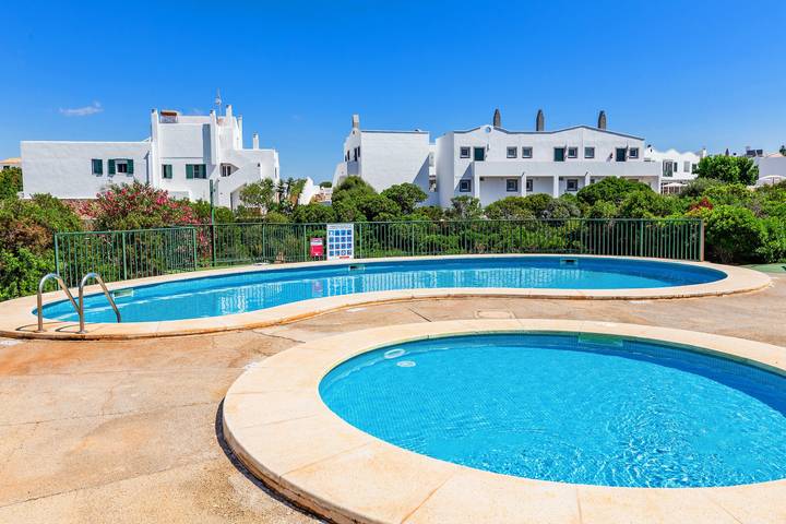 Location de vacances pour 4 personnes, avec Balcon ainsi que Jardin et Bassin pour enfant